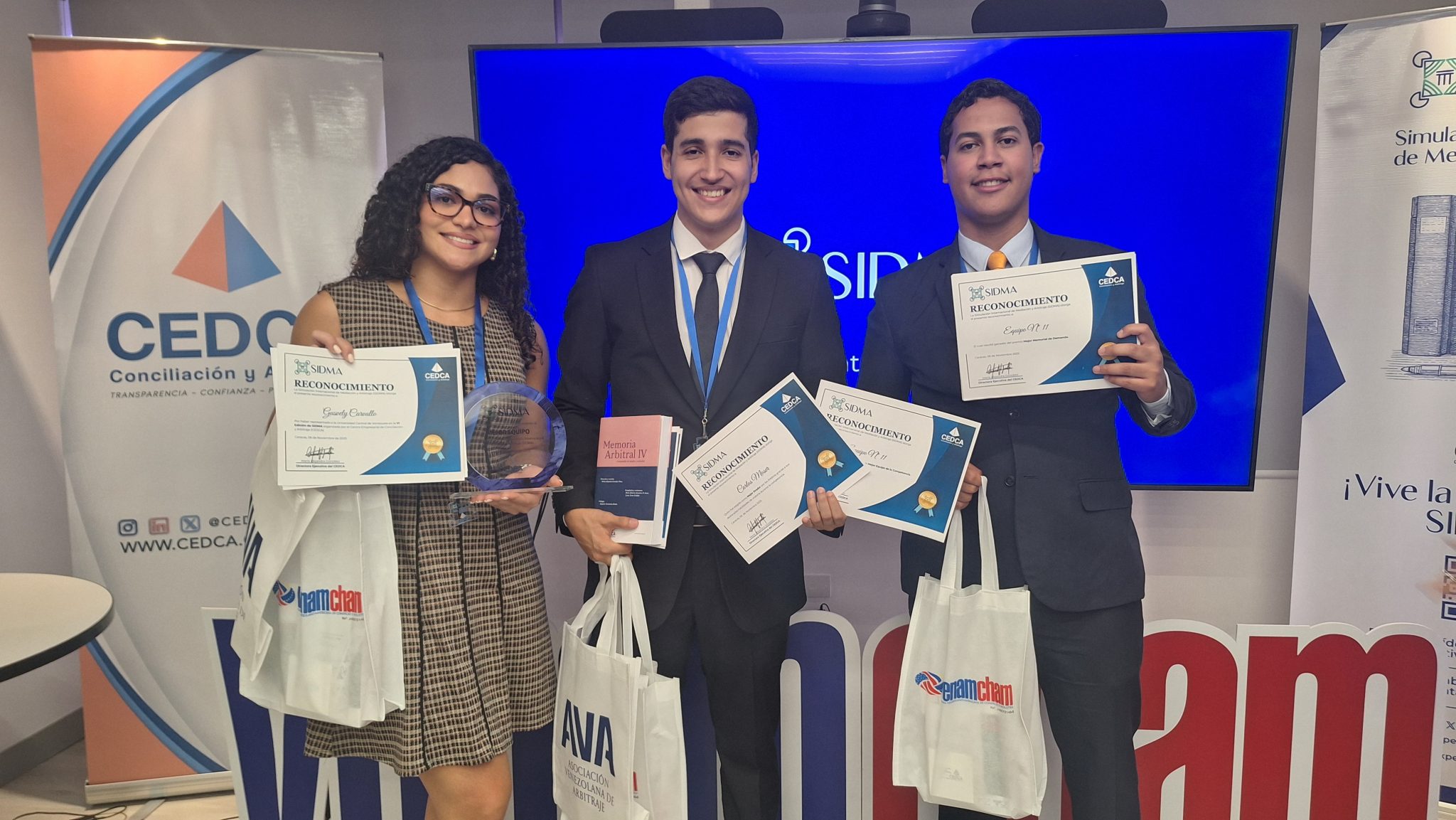La imágenincluye a los tres participantes del equipo 11 que resultó ganador en la competencia SIDMA 2025. De izquierda a Derecha se encuentran respectivamente Gusvely Carvallo, Adam Morales y Carlos Mosser.