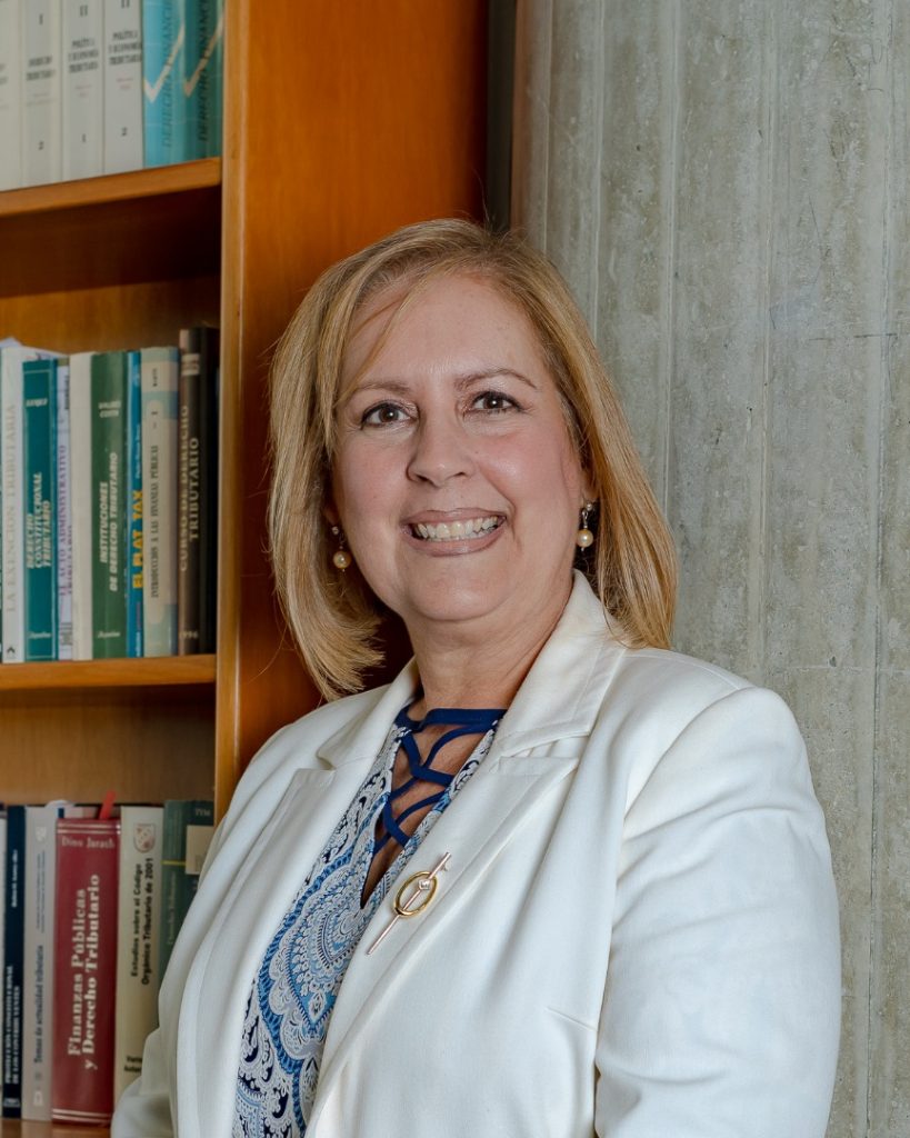 Es la fotografía corporativa de la doctora Elvira Dupouy Mendoza. Es de ángulo de medio cuerpo.