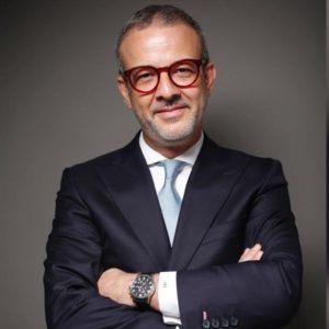 Es la fotografía corporativa con ángulo de medio cuerpo del Dr. José Pedro Barnola Díaz