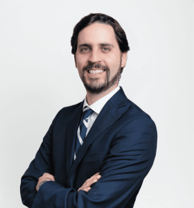 Es la fotografía corporativa del Dr. Santiago Rodríguez Senior.