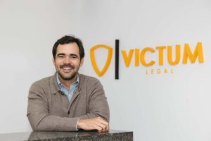 Foto corporativa de medio cuerpo del doctor Rodrigo Lepervanche Rivero