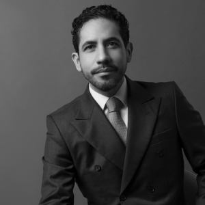 Se trata de la fotografía a medio cuerpo del doctor Héctor Anaya Mondragón, en blanco y negro, con pose coroporativa.